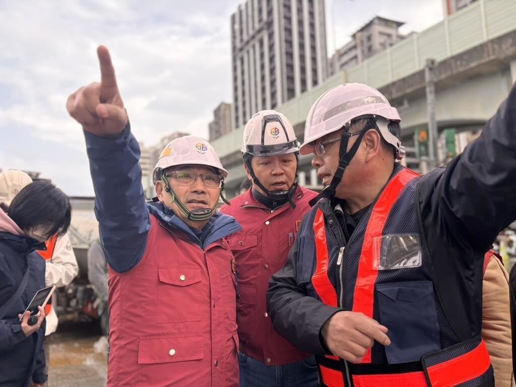 Mayor vows to fix New Taipei water pipe by Monday after 10,000 affected