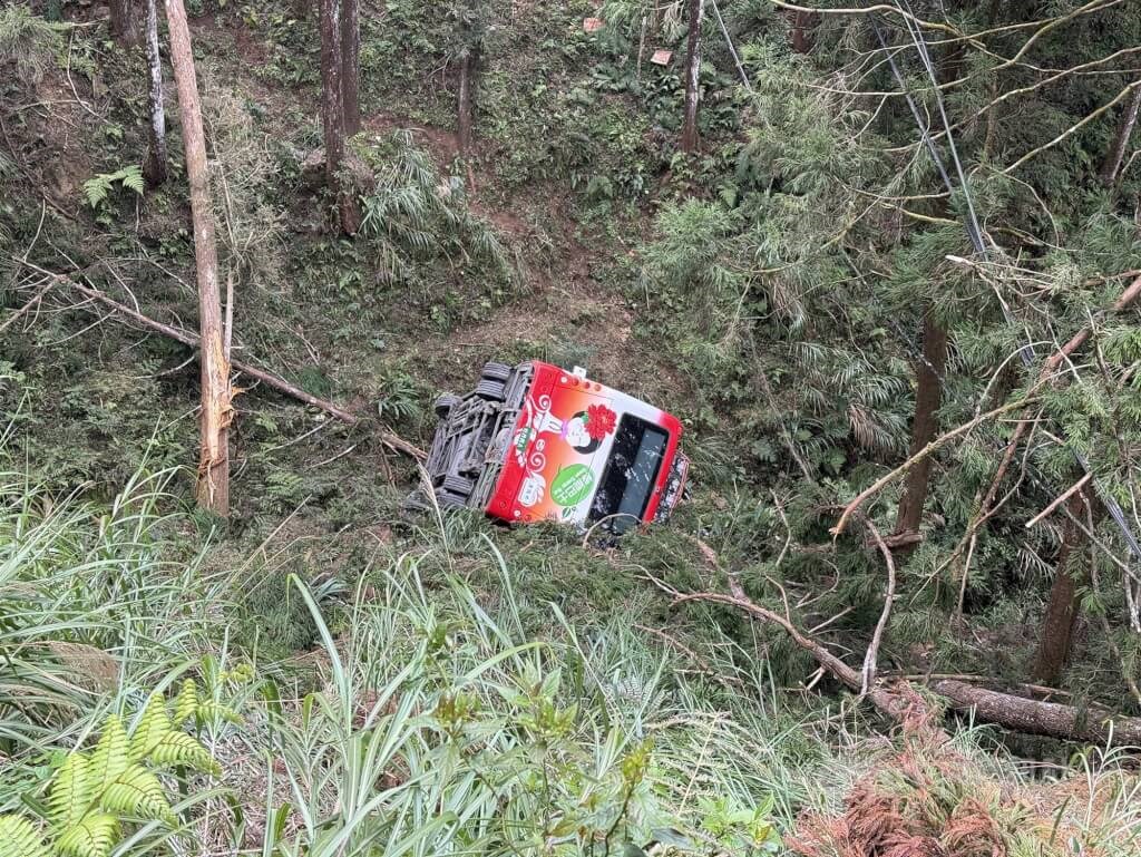 1 dead, 7 injured as Nantou shuttle bus plunges off cliff (update)