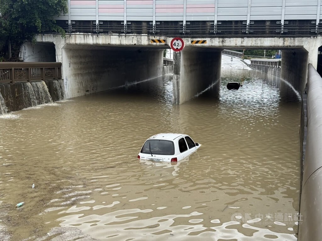 Heavy rain pounds Hsinchu, Miaoli; traffic services disrupted