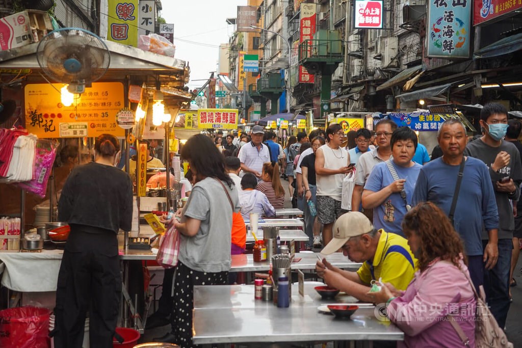 Taiwan economic gauge flashes 'red' for 4th straight month