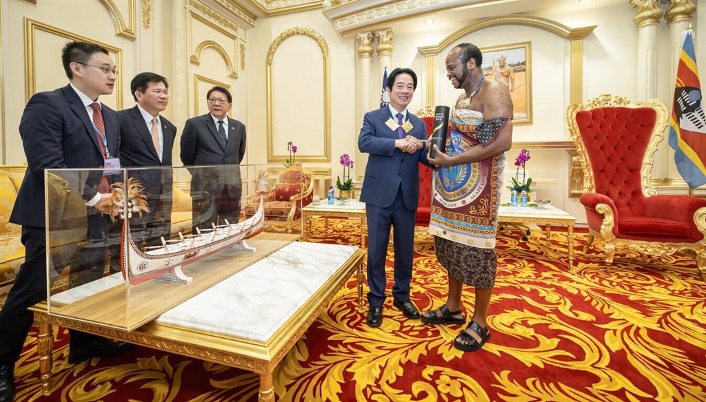Lai presents cattle, Taiwanese cultural gifts to Eswatini king