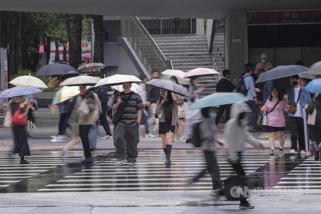 Outer bands of Typhoon Jangmi bring brief showers to northern Taiwan: CWA