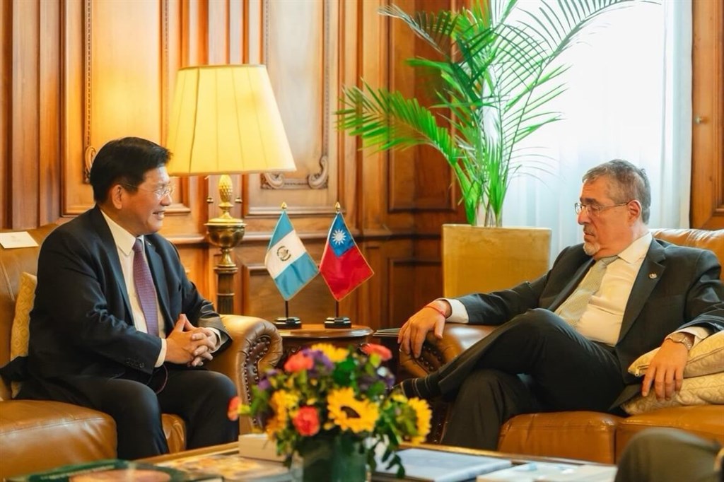 Taiwan FM and Guatemalan President inspect upgrades to La Aurora Airport