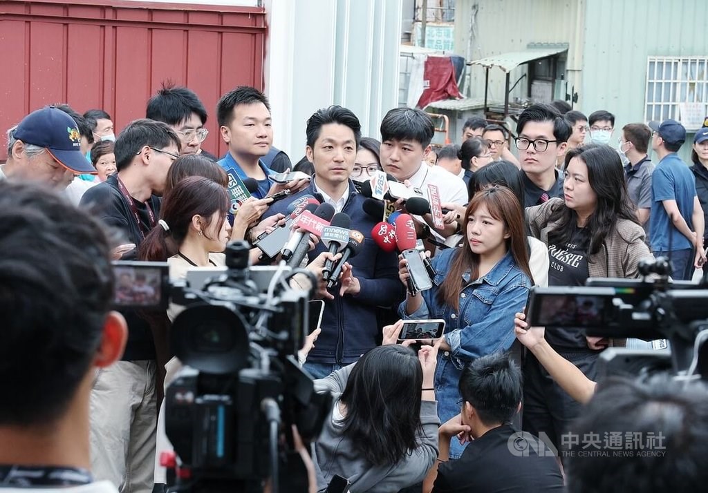 Shen, Chiang open to debate over drug policy in Taipei mayoral race