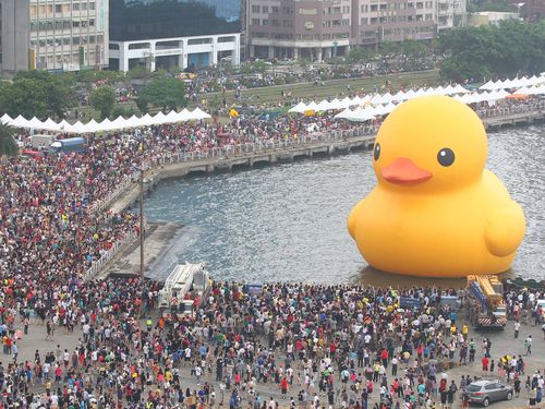 Rubber Duck makes return as Typhoon Usagi moves away | Society | Focus ...