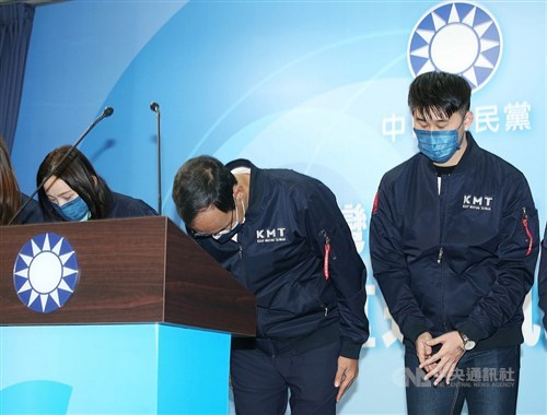 KMT chair apologizes for referendum defeats