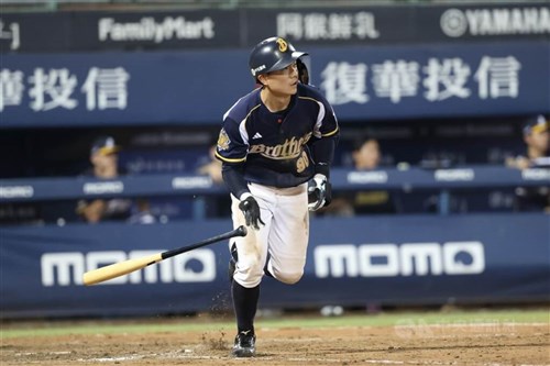 CTBC Brothers renew shortstop Chiang Kun-yu