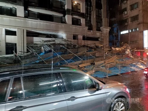 Scaffolding collapses at New Taipei construction site hitting cars
