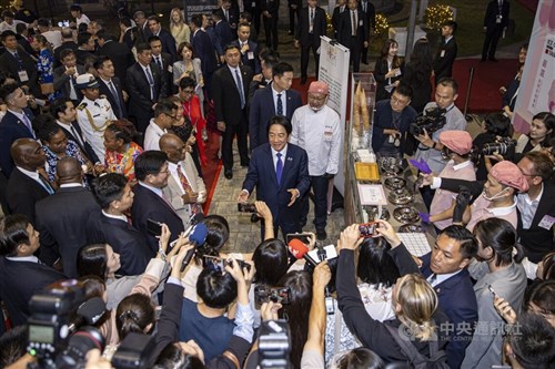 Foreign dignitaries enjoy local food at Taiwan