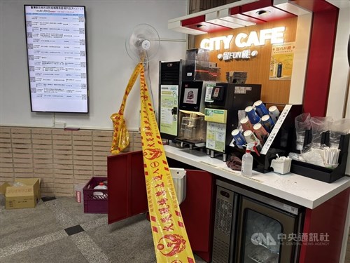 Woman arrested for using alcohol, lighter to burn ants in court building