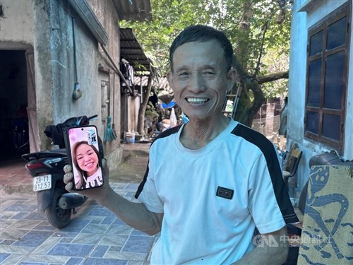 Vietnamese workers abroad mark Tết through video calls