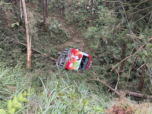 1 dead, 7 injured as Nantou shuttle bus plunges off cliff (update)