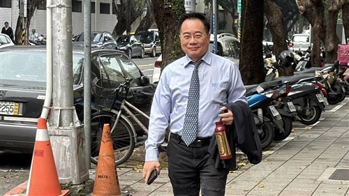 Ex-KMT lawmaker begins prison sentence in embezzlement case