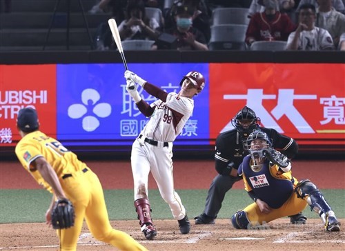 Monkeys defeat Brothers at Taipei Dome to open CPBL's 37th season