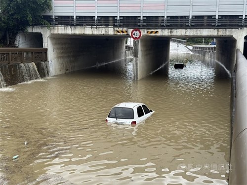 Heavy rain pounds Hsinchu, Miaoli; traffic services disrupted