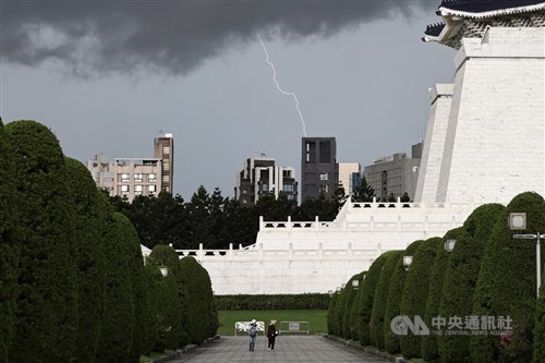 Thunderstorms disrupt operations at Taichung, Tainan airports