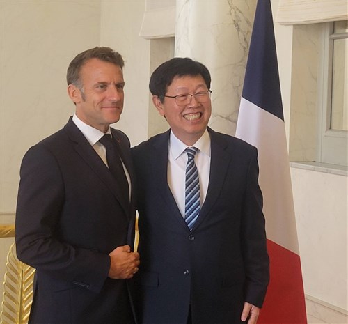 Foxconn chair meets with Macron, announces new investments in France