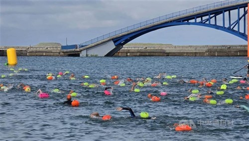 Over 1,100 swimmers navigate Penghu Bay in inaugural Penghu Oceanman