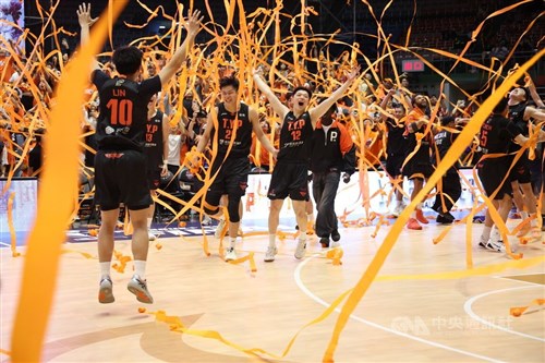 Pilots secure second straight PLG title