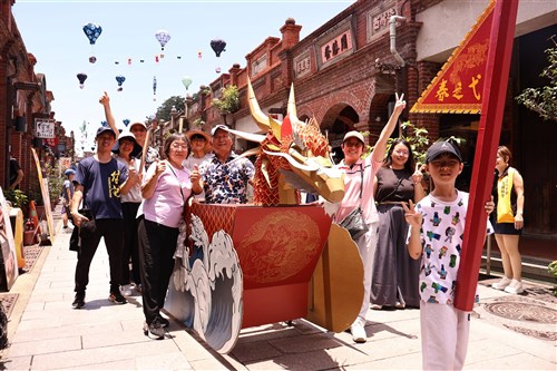 Sanxia locals, students revive dragon boat contest on street