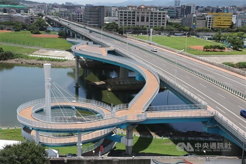New elevated walkway opens at Minquan Bridge in Taipei