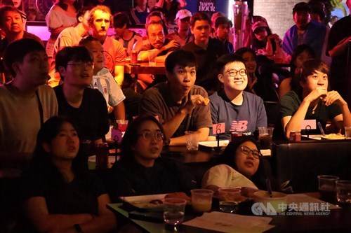 Taipei fans embrace World Cup final despite early kickoff