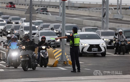 Typhoon Dolphin prompts precautionary closure of Danjiang Bridge lanes