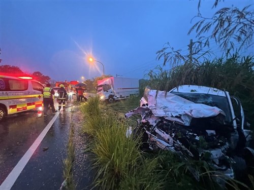 Mother, son killed in Hualien crash after truck crosses into oncoming lane
