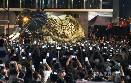 1st night of giant mechanical elephant parade in Taipei draws 100,000