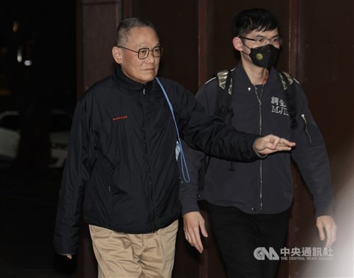 Senior aide indicted in lawmaker's corruption case jumps bail