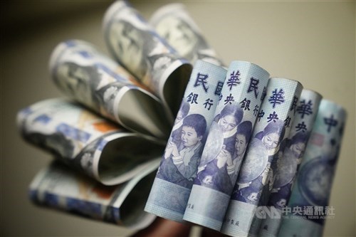 U.S. dollar closes lower on Taipei forex market