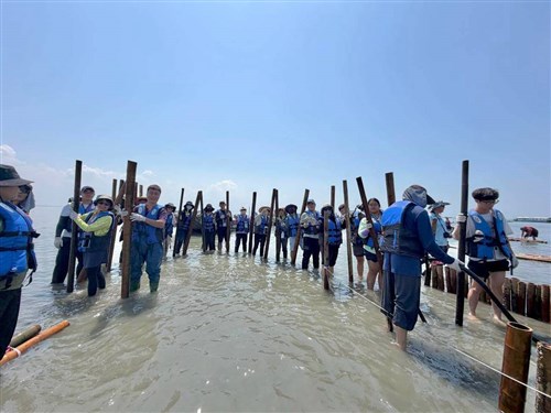 More than 100 land on Caisancho Island to combat sand erosion