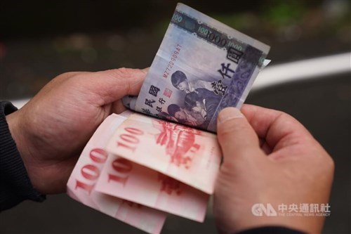 KMT proposes NT$20,000 universal cash handout