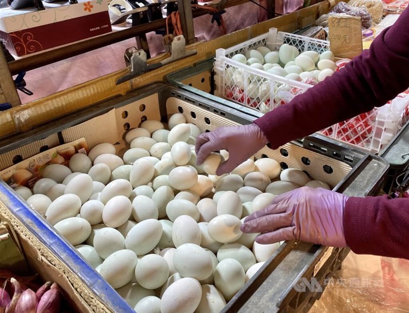 Duck egg prices climb amid shortage of chicken eggs in Taiwan Focus