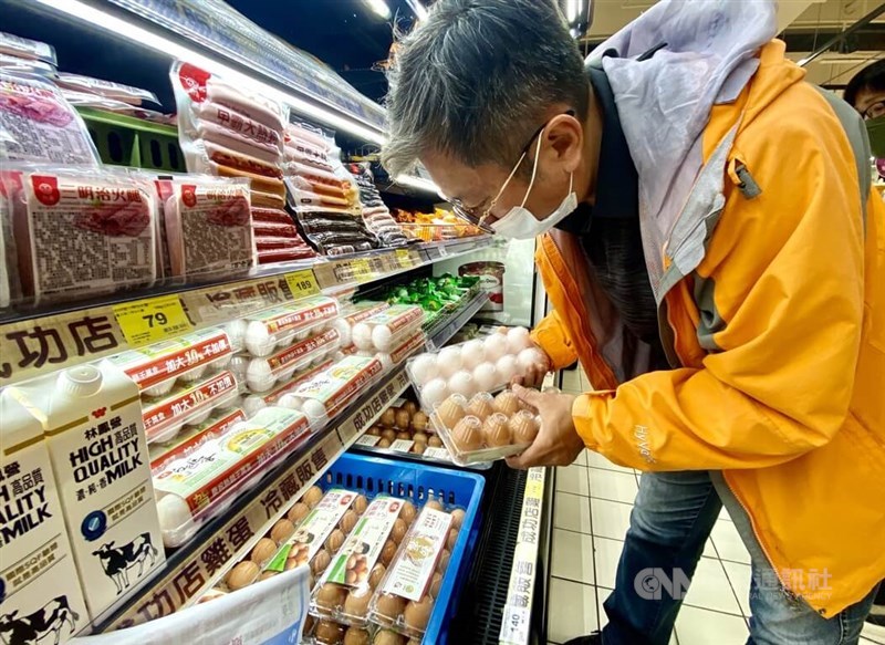 A man picks up two boxes of eggs at a hypermarket in Kaohsiung on Wednesday. CNA March 29, 2023
