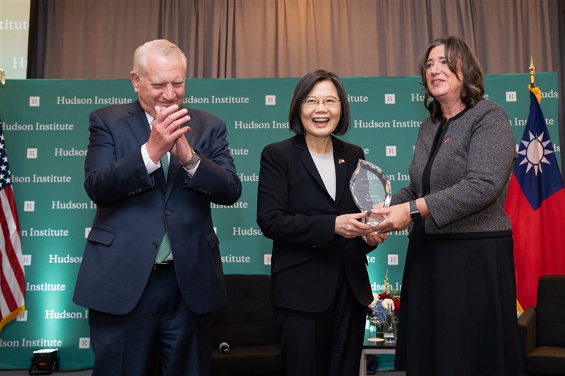 President Tsai (center) receives the Global Leadership Award granted by Hudson Institute in New York Thursday. Photo taken from Hudson Institutes