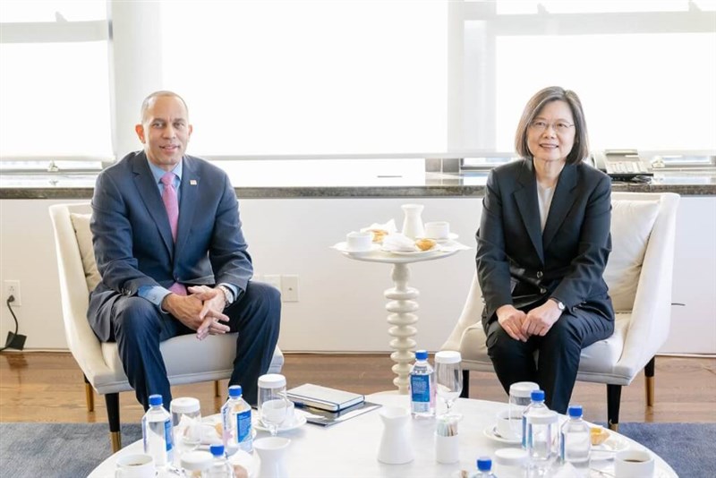 President Tsai Ing-wen (right) met with met with Hakeem Jeffries, the most senior Democrat in the U.S. House of Representatives on March 30 during her visit to New York. (Photo courtesy of Presidential Office)
