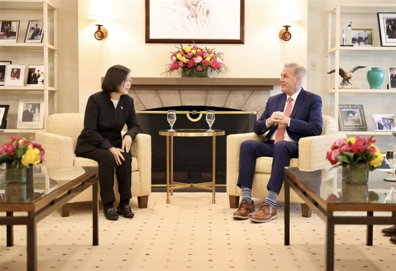 President Tsai Ing-wen (left) meets with United States House speaker Kevin McCarthy (right) at the Ronald Reagan Presidential Library on Wednesday. (image taken from twitter.com/SpeakerMcCarthy)