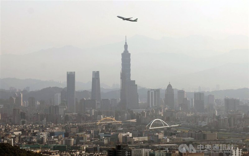 A passenger jet flies over Taipei in this CNA file photo.
