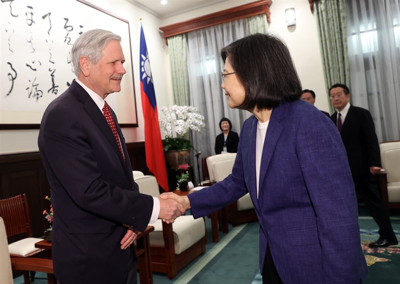 President Tsai Ing-wen (right) greets visiting Senator John Hoeven at the Presidential Office in Taipei Thursday. CNA photo April 13, 2023