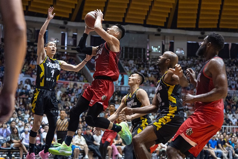 Jeremy Lin drops 50 points to keep Kaohsiung 17LIVE Steelers' play-off  hopes alive, as side extends record run