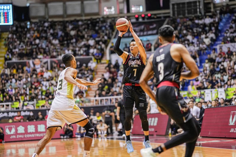 Basketball player Jeremy Lin of the Kaohsiung 17LIVE Steelers holds the ball during a home game against the Formosa Taishin Dreamers in Kaohsiung on Sunday. Photo courtesy of Kaohsiung 17LIVE Steelers