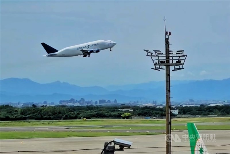 A Boeing Dreamlifter freighter takes off from Taiwan Taoyuan International Airport Monday morning. CNA photo May 22, 2023