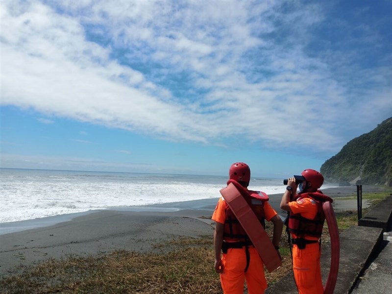 Coast guards search for the missing female junior high school student in Yilan County on Sunday. Photo courtesy of a private contributor May 28, 2023