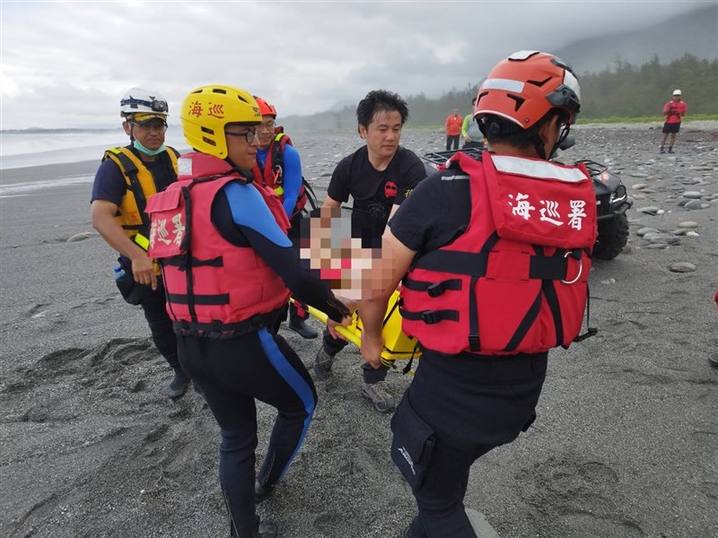 Coast Guard personnel carry a boy, surnamed Lee, who was found without vital signs near the mouth of the Sanzhan River on Sunday afternoon after being swept into the sea earlier that day. Photo courtesy of Coast Guard Administration May 28, 2023