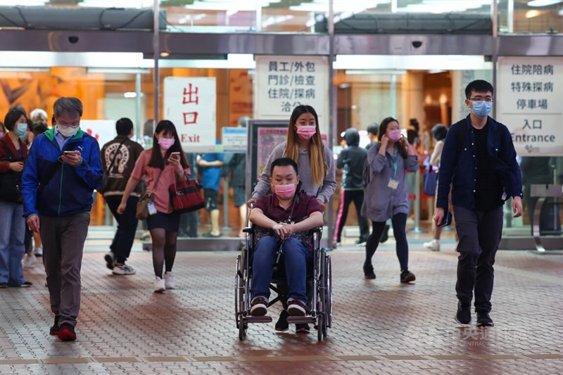 People are seen around the exit of the National Taiwan University Hospital in this photo taken on May 23. CNA photo May 23, 2023