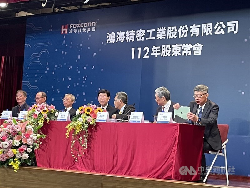 Hon Hai Chairman Liu Young-way (center) and company officials attend the AGM at its headquarters in New Taipei