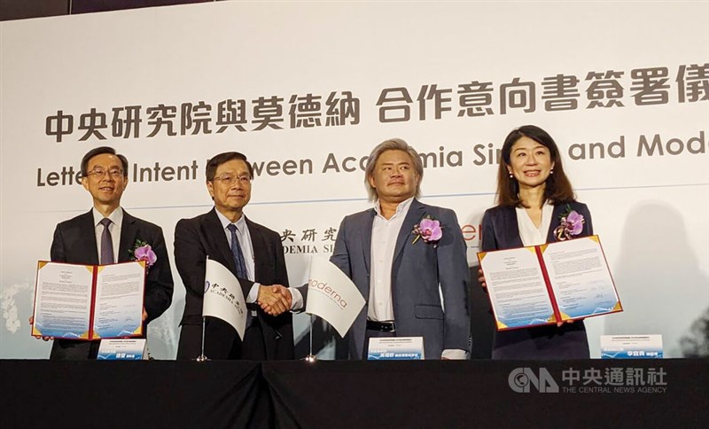 Academia Sinica Vice President Tang K. Tang (唐堂, second left) shakes hands with General Manager and Chief Scientific Officer of Moderna Genomics Eric Huang (黃翊群, second right) at a Thursday press event alongside by Academia Sinica Biomedical Translation Research Center Director Wu Han-chung (吳漢忠, left) and Moderna Taiwan General Manager Joyce Lee (李宜真, right). CNA photo June 1, 2023