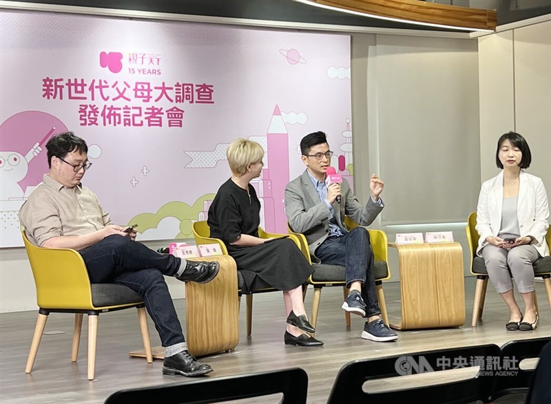Writer Yeh Yang (second left) and Huang Tsung-ning (second right), a doctor at the Department of Pediatric Infectious Diseases at MacKay Children