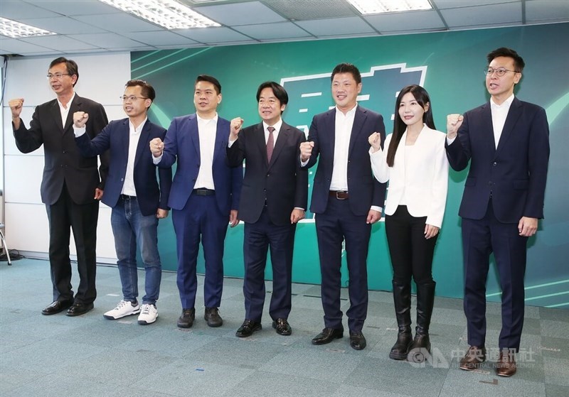 DPP Chairman Lai Ching-te (center) and the party